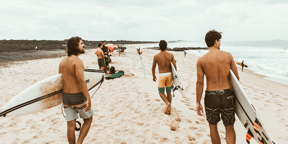 Voyager entre surf et beach tennis